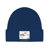Beanie Nordsee Möwe mit Strand und Touristen im Hintergrund