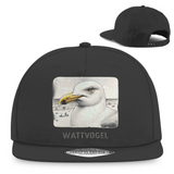 Snapback Rapper Cap Nordsee Möwe mit Strand und Touristen im Hintergrund